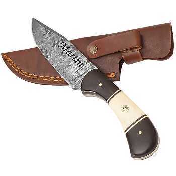 Exkluzivní nůž z damascénské oceli a fixní rukojetí z bůvolího rohu a kostí z velblouda a okrasný pin