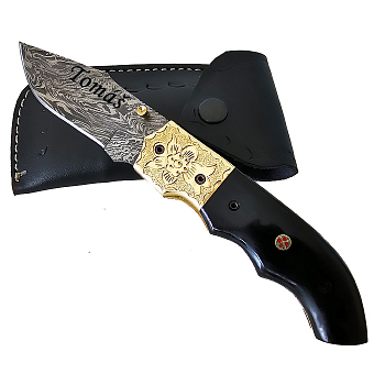 Exkluzivní nůž z damascénské oceli a rukojetí z buvolího rohu s kombinací ručně rytou mosazí