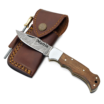 Exkluzivní nůž z damascénské oceli a dřevěnou rukojetí 
